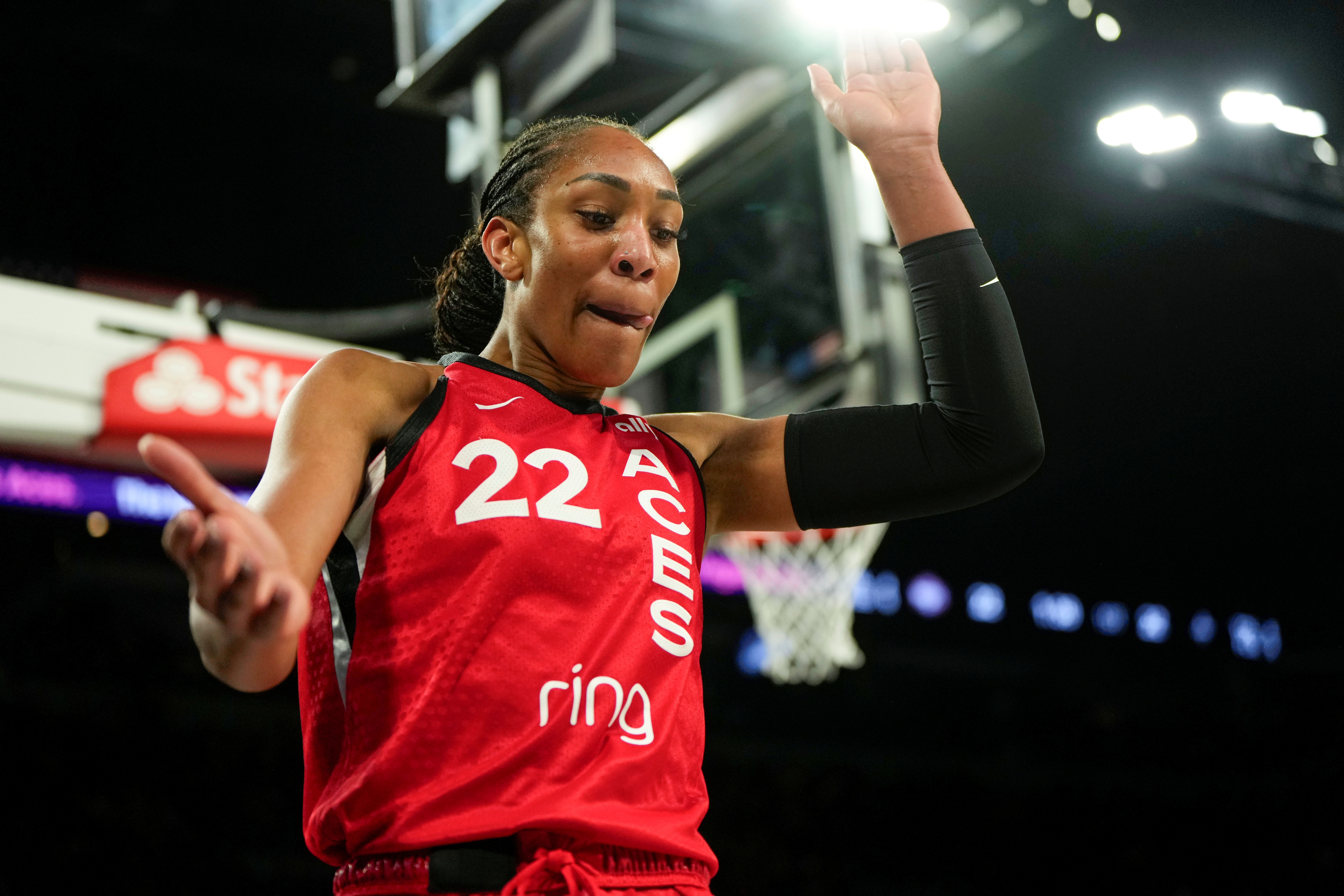 开云体育-勇冠三军！阿贾-威尔逊近5战场均轰下27分14.2篮板 率队保持全胜