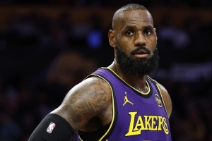 开云官网-詹姆斯：今年的排名很紧凑各队你追我赶 我不会每天去看排名