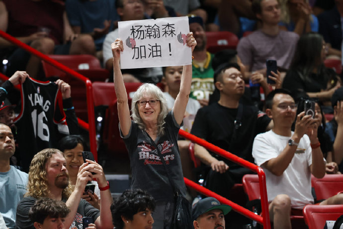 国外球迷场边高举标语为杨瀚森加油