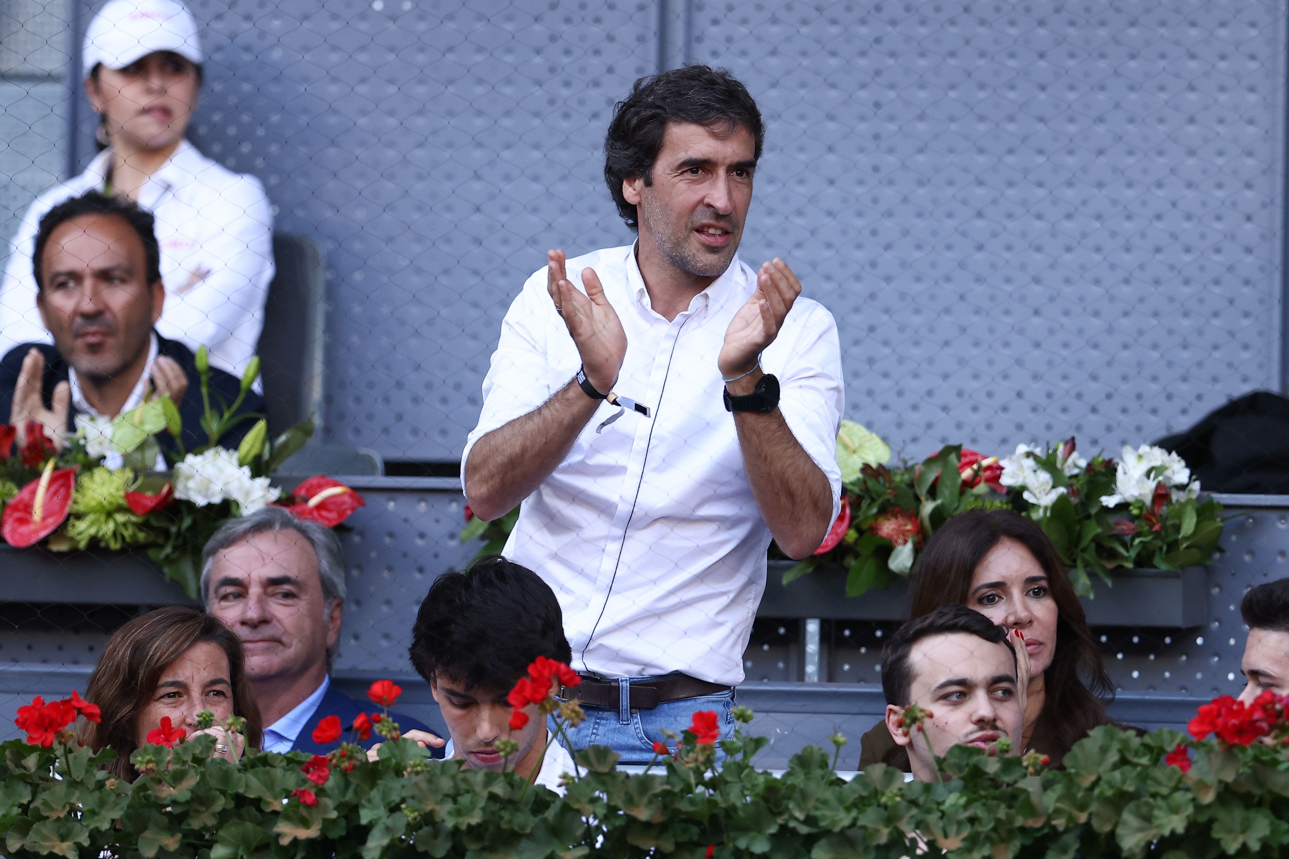 开云体育下载-马卡报：勒沃库森讨论聘请皇马名宿劳尔执教，他是三位候选人之一