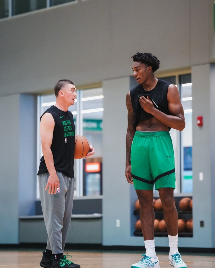 绿军官方晒训练照:普理查德&新援安芬尼-西蒙斯在列